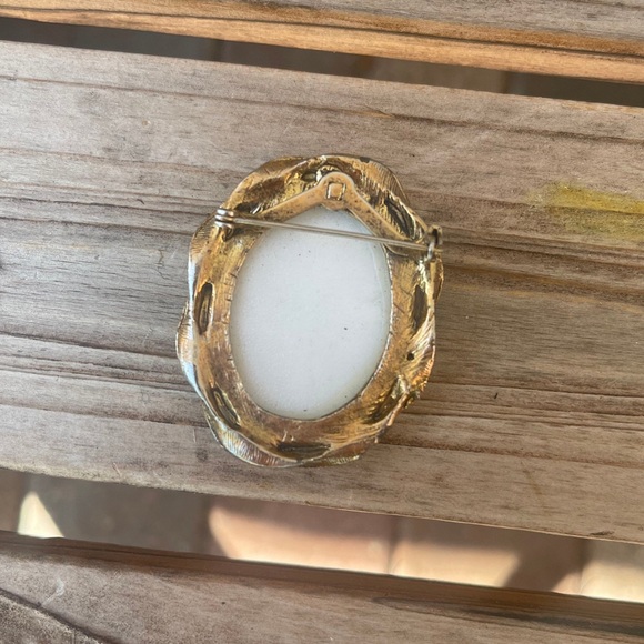 Sale‼️ Brooch Vintage  -France Hand-Painted Porcelain of "The Queen" - Picture 4 of 5